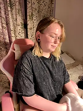 Snapshot of lame_cat chatting on November 10, 2:05 am lame cat online show from November 10, 2:05 am