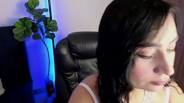 Snapshot of amyross_s1 chatting on April 25, 12:46 am amyross s1 online show from April 25, 12:46 am