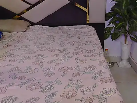 Snapshot of Lovelyy-couple chatting on November 1, 6:19 am Lovelyy-couple online show from November 1, 6:19 am