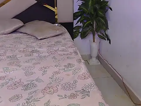 Snapshot of Lovelyy-couple chatting on October 31, 9:17 am Lovelyy-couple online show from October 31, 9:17 am