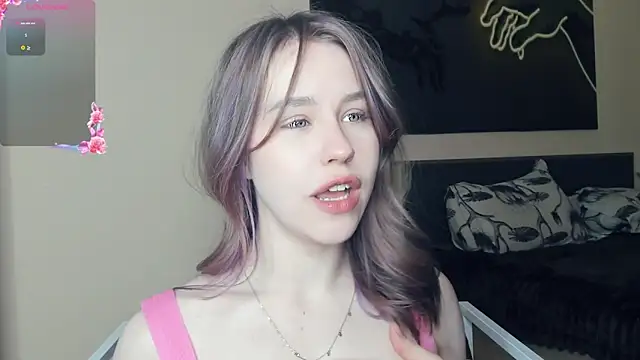 Snapshot of MaliaBourraine chatting on June 19, 8:09 am MaliaBourraine online show from June 19, 8:09 am