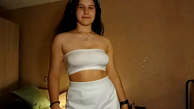 Snapshot of MandaDestiche chatting on October 2, 6:44 pm MandaDestiche online show from October 2, 6:44 pm