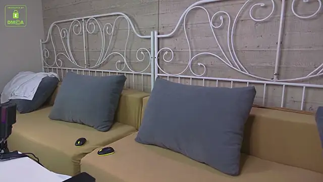 Snapshot of JesseCrosss chatting on October 1, 6:29 am JesseCrosss online show from October 1, 6:29 am