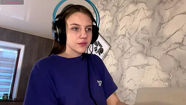 Elira Breeze online show from March 31, 2:30 pm