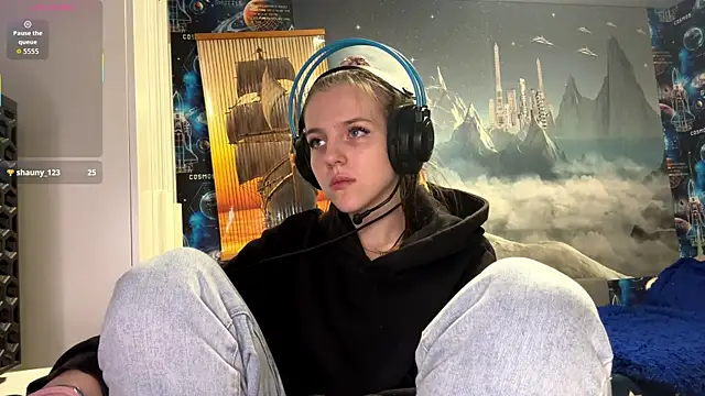 Snapshot of Elira_Breeze chatting on December 18, 3:49 pm Elira Breeze online show from December 18, 3:49 pm