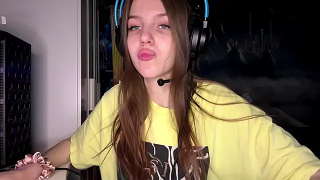 Snapshot of Elira_Breeze chatting on November 9, 1:15 pm Elira Breeze online show from November 9, 1:15 pm