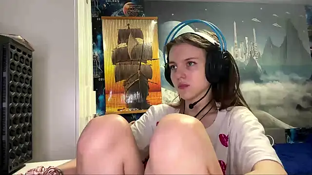 Snapshot of Elira_Breeze chatting on December 3, 12:48 pm Elira Breeze online show from December 3, 12:48 pm