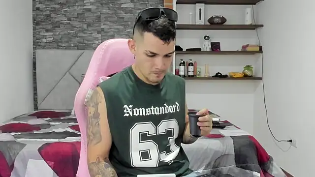 Snapshot of BooyHott_ chatting on February 11, 7:14 pm BooyHott online show from February 11, 7:14 pm