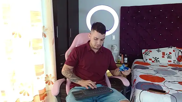 Snapshot of BooyHott_ chatting on October 30, 7:00 pm BooyHott online show from October 30, 7:00 pm