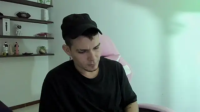 Snapshot of BooyHott_ chatting on December 17, 9:42 pm BooyHott online show from December 17, 9:42 pm