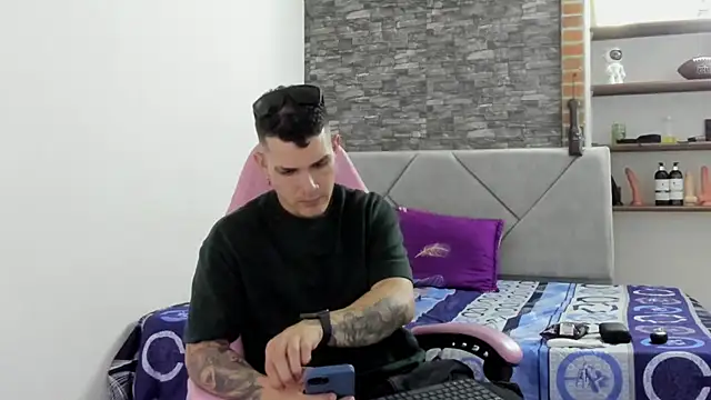 Snapshot of BooyHott_ chatting on January 8, 8:15 pm BooyHott online show from January 8, 8:15 pm