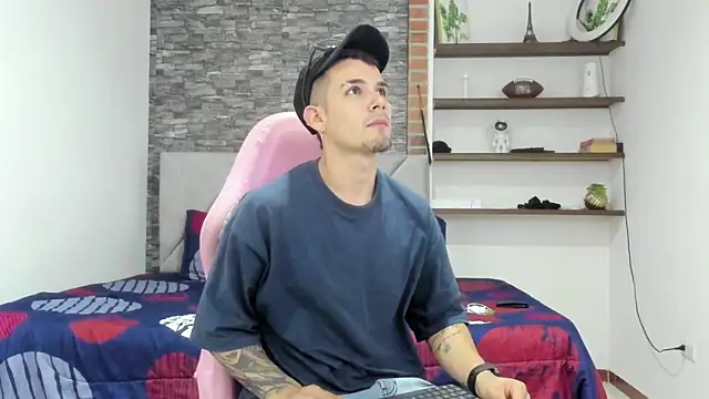 Snapshot of BooyHott_ chatting on February 19, 7:44 pm BooyHott online show from February 19, 7:44 pm