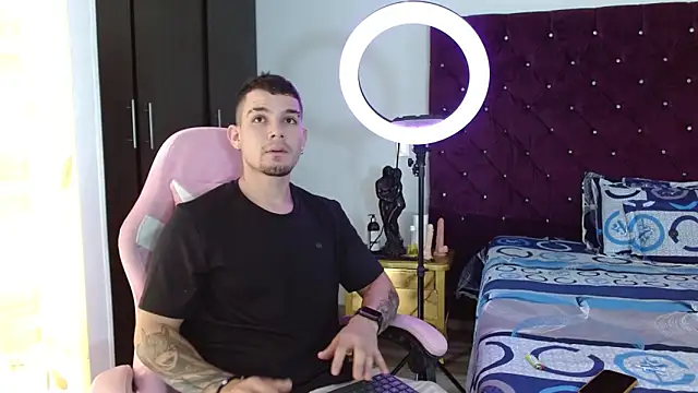 Snapshot of BooyHott_ chatting on November 5, 6:44 pm BooyHott online show from November 5, 6:44 pm