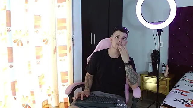 Snapshot of BooyHott_ chatting on November 13, 6:45 pm BooyHott online show from November 13, 6:45 pm