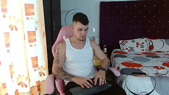 Snapshot of BooyHott_ chatting on October 31, 6:48 pm BooyHott online show from October 31, 6:48 pm