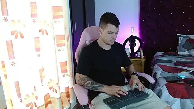 Snapshot of BooyHott_ chatting on November 21, 7:35 pm BooyHott online show from November 21, 7:35 pm