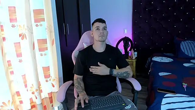 Snapshot of BooyHott_ chatting on November 23, 7:13 pm BooyHott online show from November 23, 7:13 pm