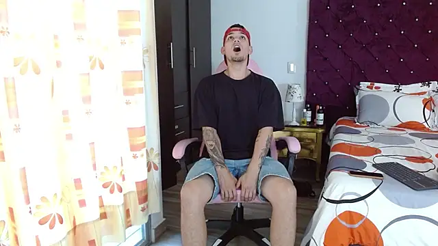 Snapshot of BooyHott_ chatting on October 24, 7:35 pm BooyHott online show from October 24, 7:35 pm