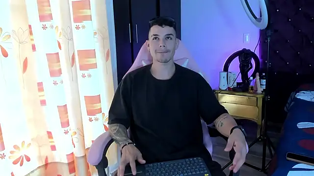 Snapshot of BooyHott_ chatting on November 24, 7:03 pm BooyHott online show from November 24, 7:03 pm