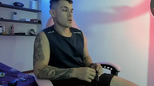 Snapshot of BooyHott_ chatting on December 20, 8:01 pm BooyHott online show from December 20, 8:01 pm