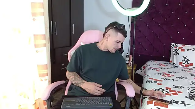 Snapshot of BooyHott_ chatting on November 10, 6:57 pm BooyHott online show from November 10, 6:57 pm