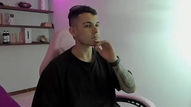 Snapshot of BooyHott_ chatting on December 21, 7:48 pm BooyHott online show from December 21, 7:48 pm