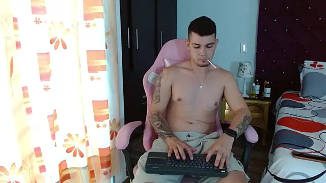 Snapshot of BooyHott_ chatting on October 23, 8:18 pm BooyHott online show from October 23, 8:18 pm