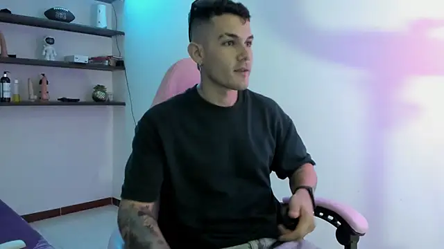 Snapshot of BooyHott_ chatting on December 19, 7:38 pm BooyHott online show from December 19, 7:38 pm