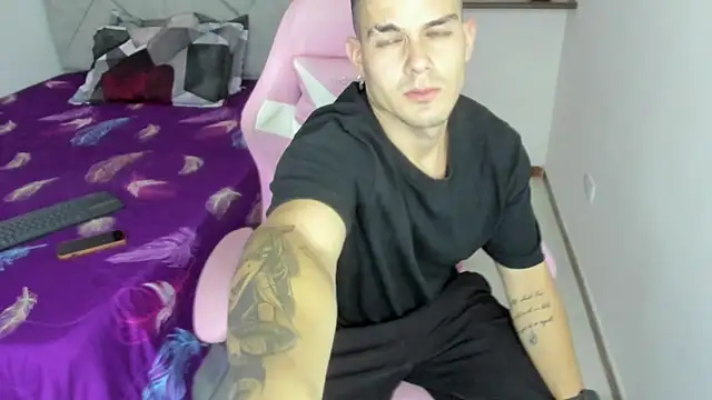 Snapshot of BooyHott_ chatting on December 5, 7:55 pm BooyHott online show from December 5, 7:55 pm