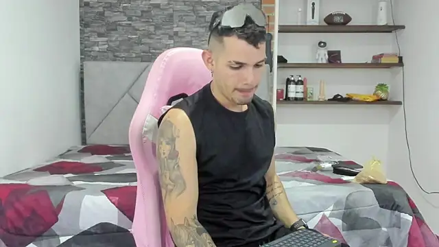 Snapshot of BooyHott_ chatting on February 12, 7:24 pm BooyHott online show from February 12, 7:24 pm