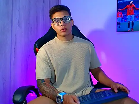 Snapshot of evan_greey chatting on October 10, 3:07 am evan greey online show from October 10, 3:07 am