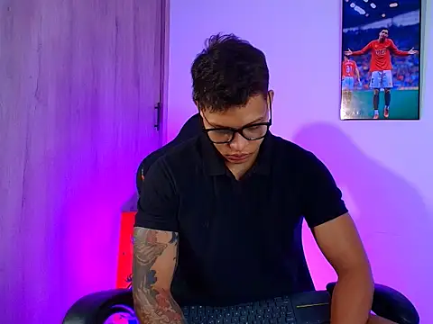 Snapshot of evan_greey chatting on October 7, 6:36 am evan greey online show from October 7, 6:36 am