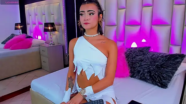 LuisaJonnes  online show from October 31, 3:30 pm