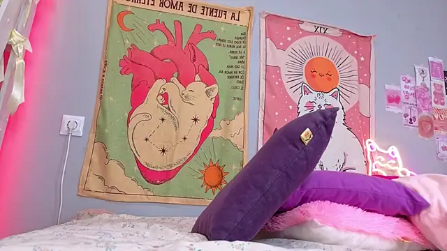 Leri Dells online show from April 6, 1:01 am