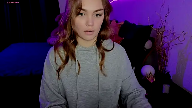 KitsyMoore online show from November 18, 2:42 pm