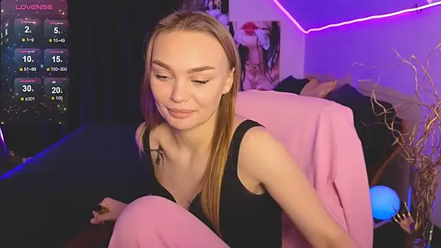 KitsyMoore online show from October 4, 4:52 pm