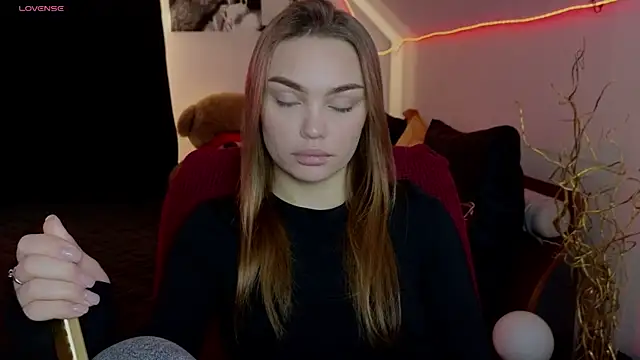 KitsyMoore online show from November 7, 1:15 pm