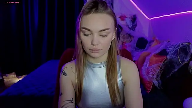 KitsyMoore online show from October 27, 1:12 pm