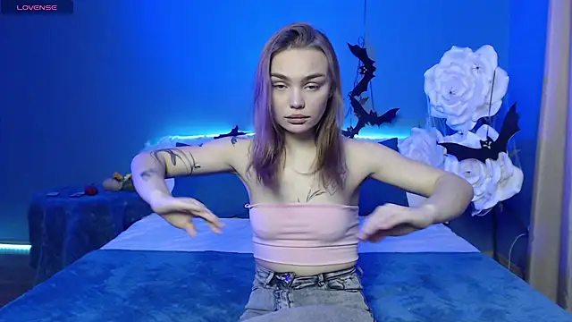 KitsyMoore online show from November 6, 1:26 pm