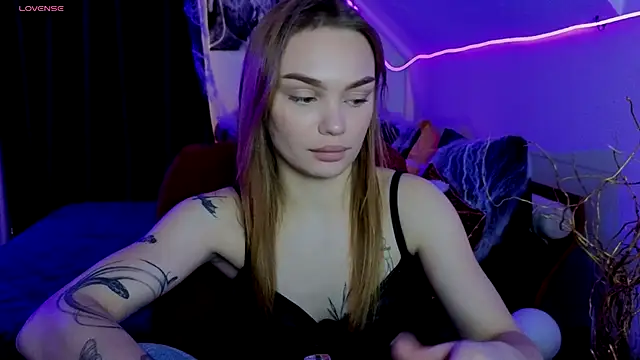 KitsyMoore online show from November 4, 1:48 pm