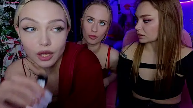 KitsyMoore online show from December 13, 8:04 pm