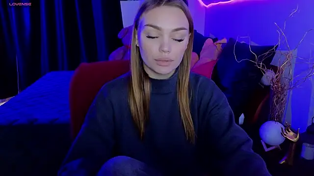 KitsyMoore online show from November 21, 1:10 pm