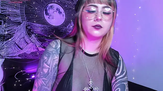 Snapshot of Hallucigenia_ chatting on November 28, 2:17 pm Hallucigenia online show from November 28, 2:17 pm