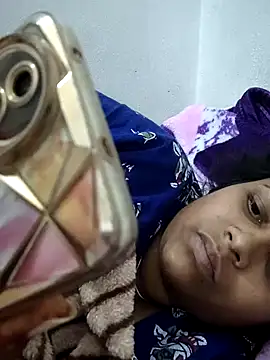 Snapshot of sweetqueen143 chatting on February 20, 8:27 am sweetqueen143 online show from February 20, 8:27 am