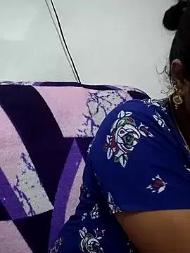 Snapshot of sweetqueen143 chatting on May 12, 3:18 pm sweetqueen143 online show from May 12, 3:18 pm