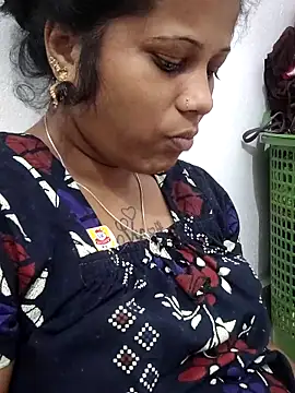 Snapshot of sweetqueen143 chatting on February 12, 6:02 am sweetqueen143 online show from February 12, 6:02 am