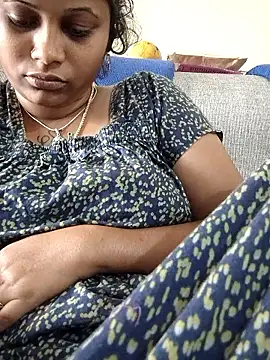 Snapshot of sweetqueen143 chatting on January 6, 5:33 am sweetqueen143 online show from January 6, 5:33 am