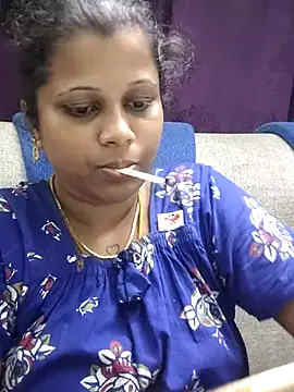 Snapshot of sweetqueen143 chatting on May 23, 5:45 pm sweetqueen143 online show from May 23, 5:45 pm