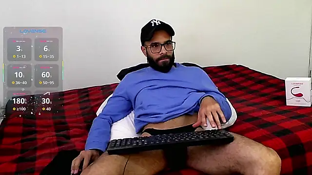 Snapshot of htrebor87 chatting on October 17, 8:21 pm htrebor87 online show from October 17, 8:21 pm