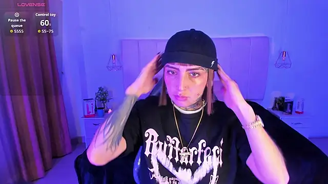 Snapshot of Gyal_8_ chatting on January 17, 3:32 am Gyal 8 online show from January 17, 3:32 am